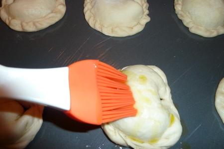 Пирожки - кальцоне супер-мини с сыром и орехами ( + немного с иной начинкой)): шаг 12