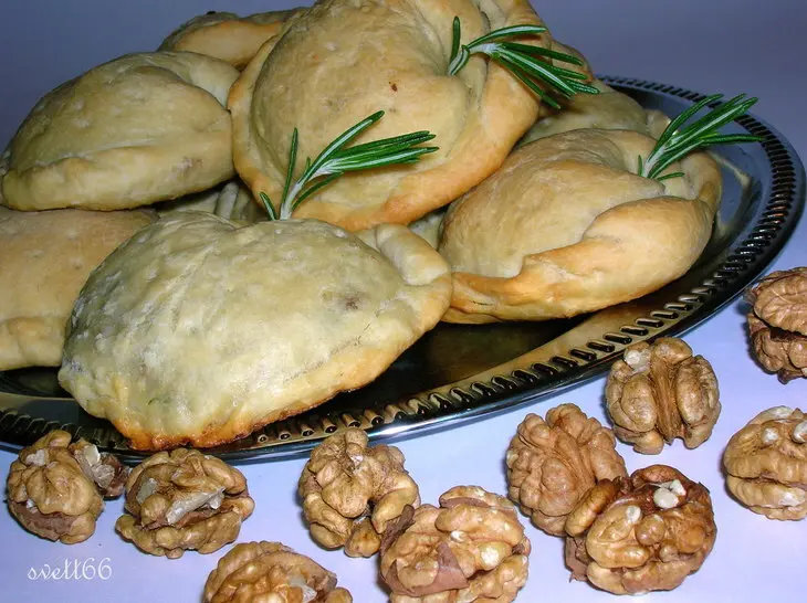 Пирожки - кальцоне супер-мини с сыром и орехами ( + немного с иной начинкой)): шаг 14