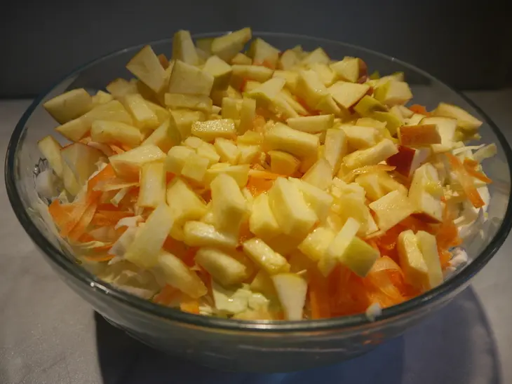 Капустный салат с ананасом, яблоком и морковью: шаг 2