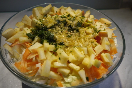 Капустный салат с ананасом, яблоком и морковью: шаг 3