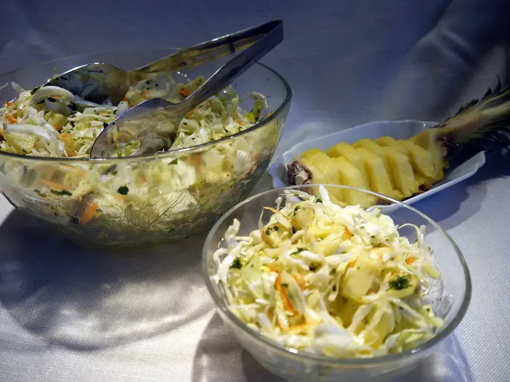 Капустный салат с ананасом, яблоком и морковью: шаг 4