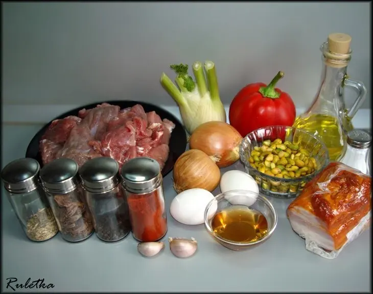 Митлоф (мясной хлеб) с паприкой и двумя соусами.: шаг 1