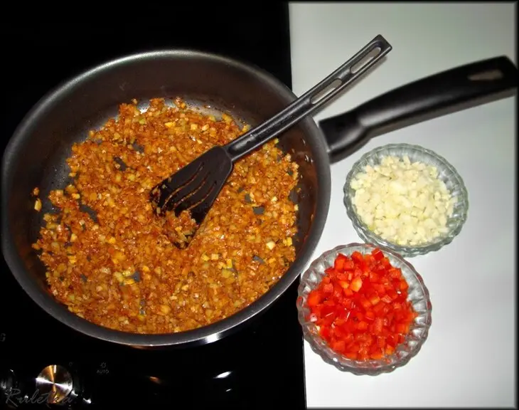 Митлоф (мясной хлеб) с паприкой и двумя соусами.: шаг 8