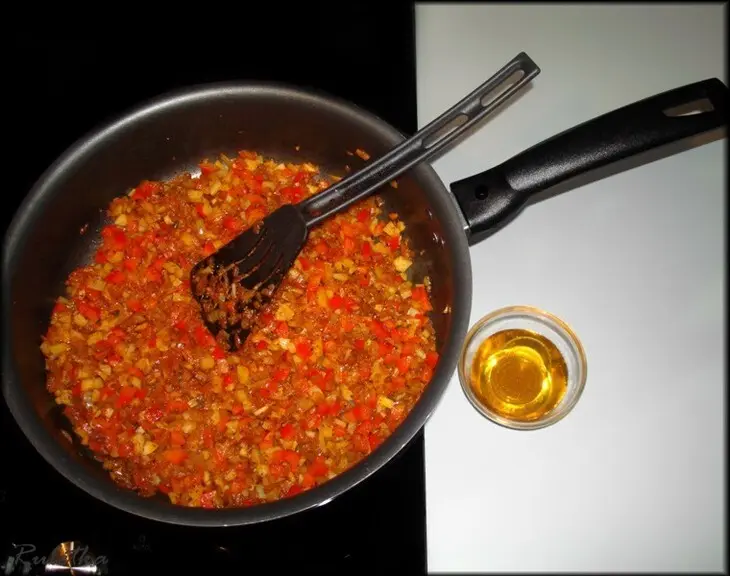 Митлоф (мясной хлеб) с паприкой и двумя соусами.: шаг 9