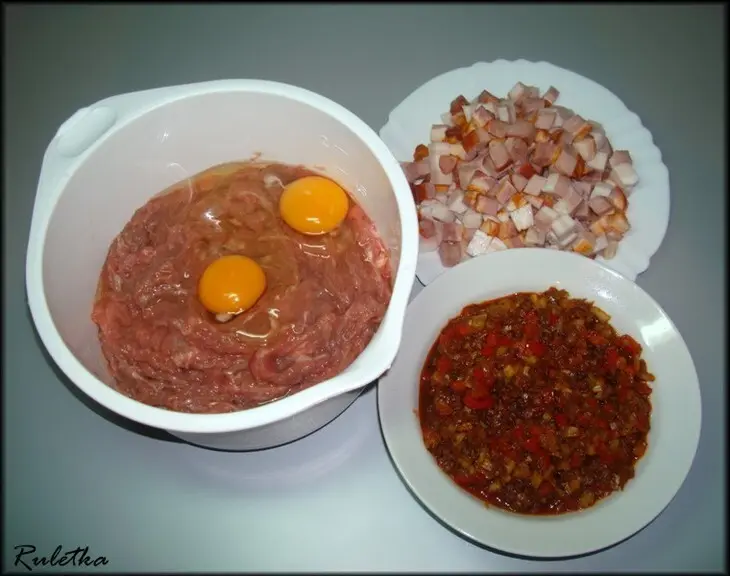 Митлоф (мясной хлеб) с паприкой и двумя соусами.: шаг 10