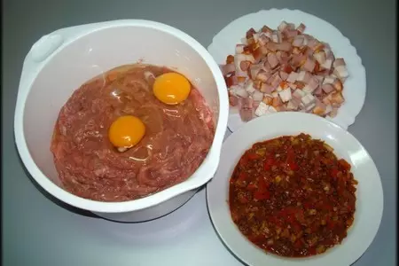 Митлоф (мясной хлеб) с паприкой и двумя соусами.: шаг 10