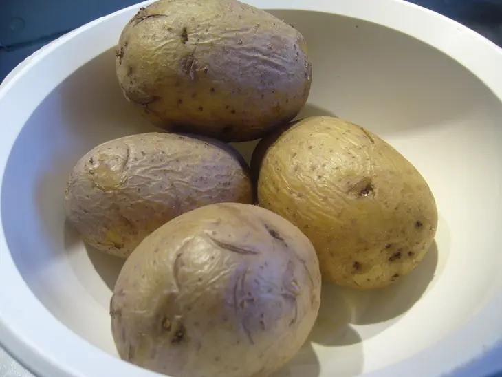 Schmelzkartoffeln („тающий“ картофель с беконом и жареным луком): шаг 1