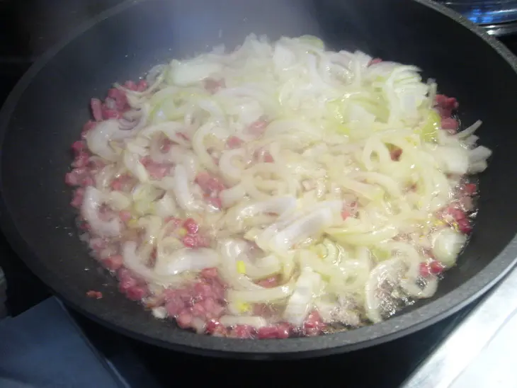 Schmelzkartoffeln („тающий“ картофель с беконом и жареным луком): шаг 3