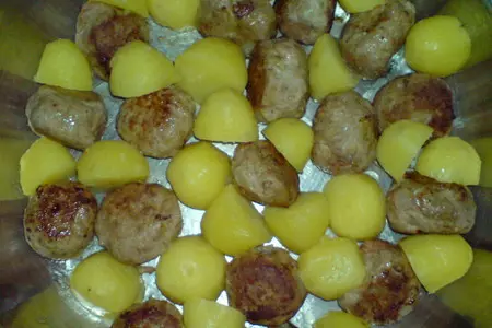 Запеканка с куриными фрикадельками,картофелем и помидорками: шаг 3