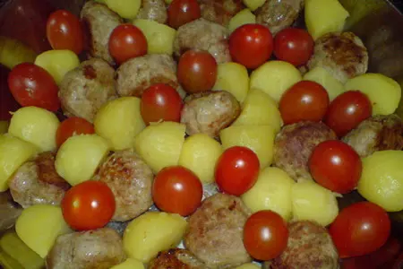 Запеканка с куриными фрикадельками,картофелем и помидорками: шаг 4