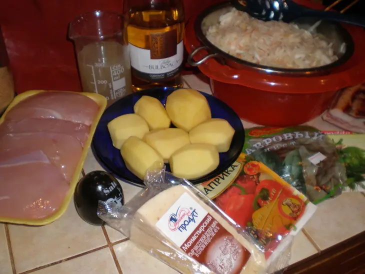 Запеканка из квашеной капусты с курицей и картофелем: шаг 1