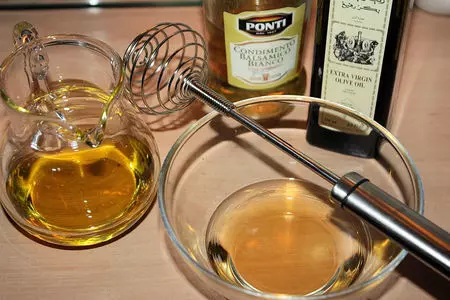 Салат с ореховым соусом, томлеными помидорками и беконом: шаг 1