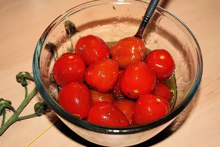 Салат с ореховым соусом, томлеными помидорками и беконом: шаг 3