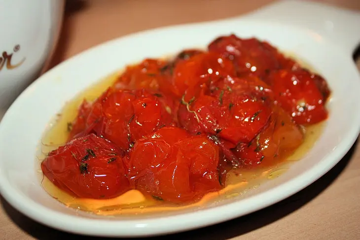 Салат с ореховым соусом, томлеными помидорками и беконом: шаг 4
