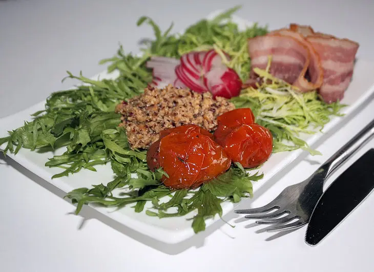 Салат с ореховым соусом, томлеными помидорками и беконом: шаг 9