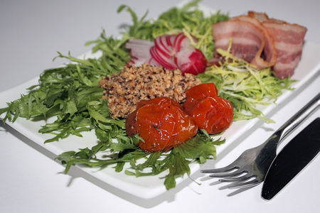 Салат с ореховым соусом, томлеными помидорками и беконом: шаг 9