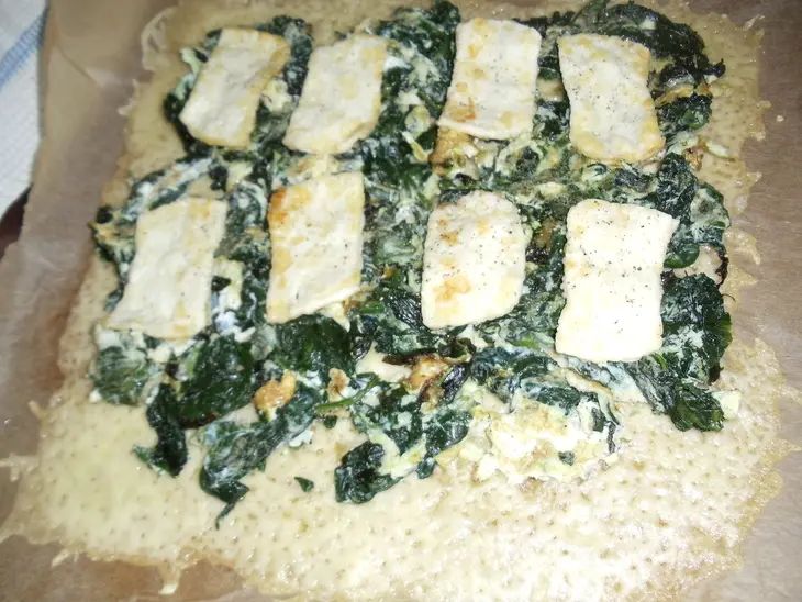 Сырный рулет с шпинатом и козьим сыром: шаг 5