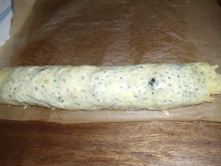 Сырный рулет с шпинатом и козьим сыром: шаг 6