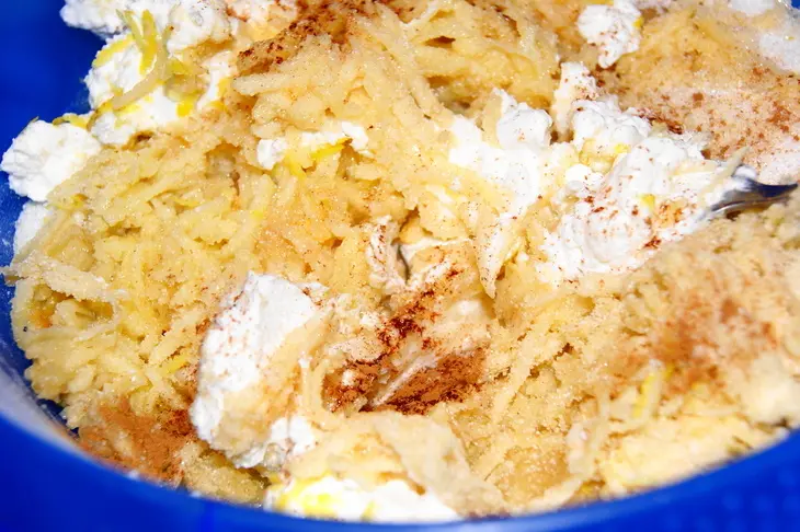 Кекс-бабка с яблоками.орехами и изюмом: шаг 1