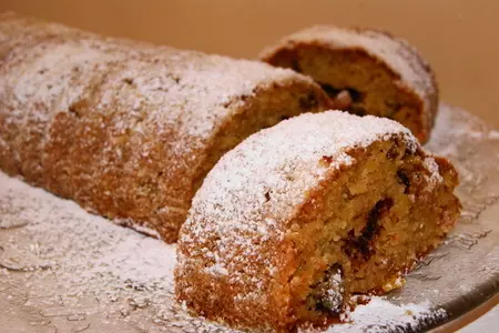 Кекс-бабка с яблоками.орехами и изюмом: шаг 3