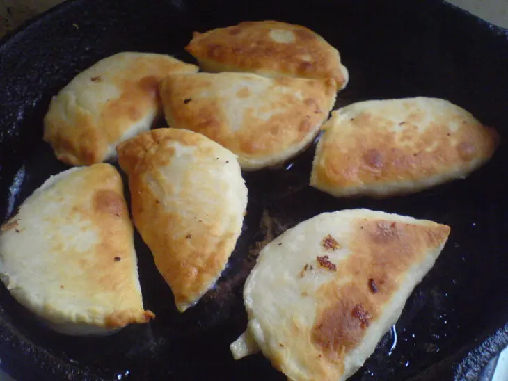 Жареные пирожки с творогом и мятой: шаг 9