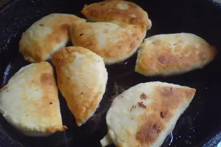 Жареные пирожки с творогом и мятой: шаг 9