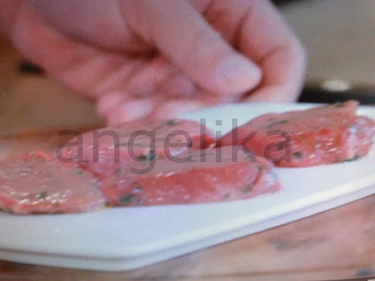 Мини стейк с пюре из сельдерея  и томатно-розмариновым соусом.: шаг 1