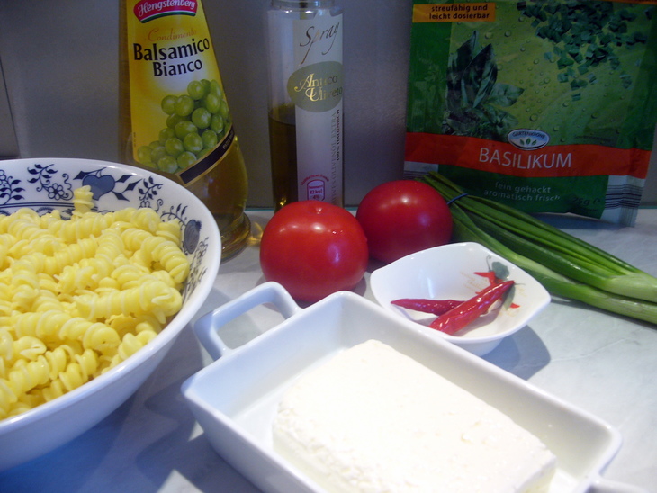 Макаронный салат с гигантской фасолью, фетой и томатной сальсей: шаг 1