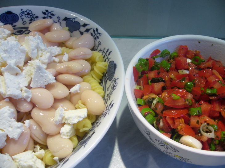 Макаронный салат с гигантской фасолью, фетой и томатной сальсей: шаг 3