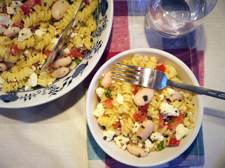 Макаронный салат с гигантской фасолью, фетой и томатной сальсей: шаг 4