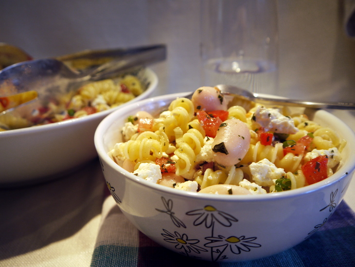 Макаронный салат с гигантской фасолью, фетой и томатной сальсей: шаг 5