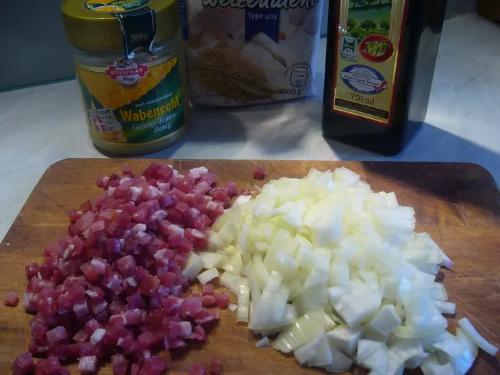 Закусочный хлеб с луком и беконом: шаг 1