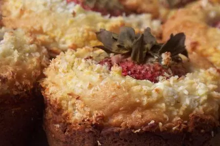 Творожные маффины с клубникой и кокосом.: шаг 7