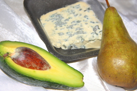 Крем из авокадо, голубого сыра и груши в сырных пиалах.: шаг 1