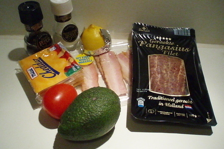 Запечённые авокадо с копченой рыбкой: шаг 1