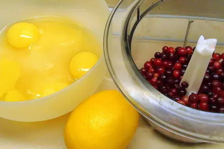 Торт, с клюквенным курдом, сливочно-шоколадным суфле и посыпкой из фисташек. очень эффектный!: шаг 2