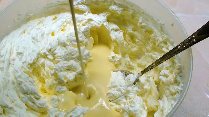Торт, с клюквенным курдом, сливочно-шоколадным суфле и посыпкой из фисташек. очень эффектный!: шаг 5