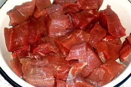 Гуляш с тминными пышками: шаг 1