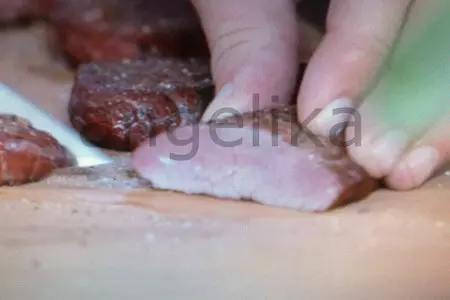 Мини стейк с пюре из сельдерея  и томатно-розмариновым соусом.: шаг 9