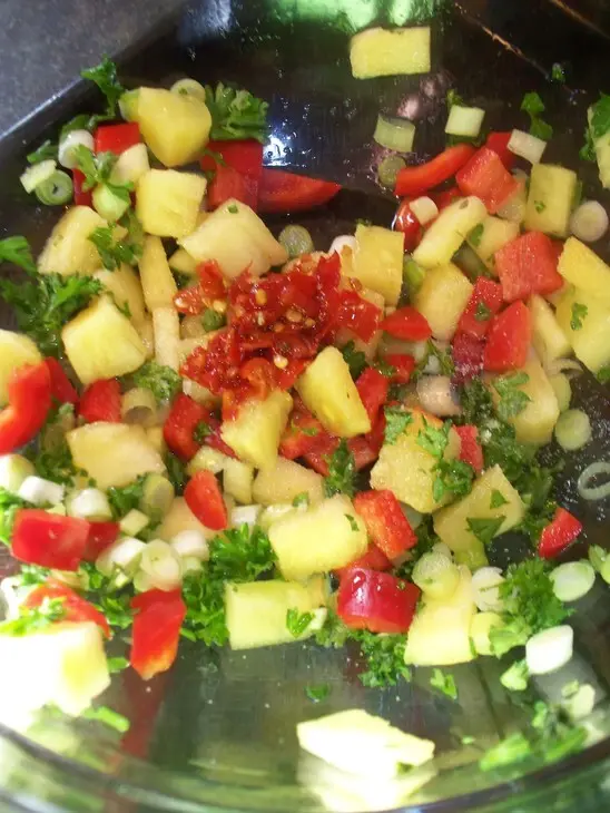 Салат "лараларам"с руколой ананасом и вяленым мясом.: шаг 2