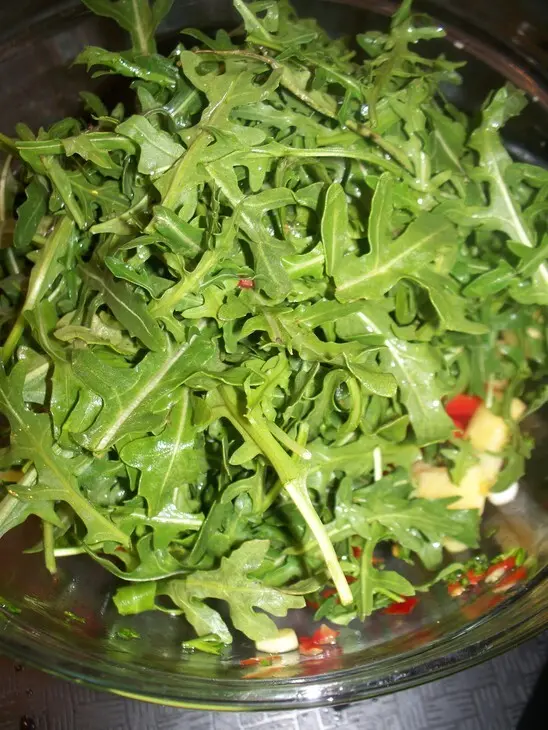 Салат "лараларам"с руколой ананасом и вяленым мясом.: шаг 4