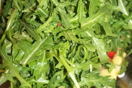 Салат "лараларам"с руколой ананасом и вяленым мясом.: шаг 4