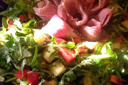 Салат "лараларам"с руколой ананасом и вяленым мясом.: шаг 5