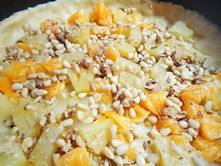 Песочный пирог с творожным кремом, орехами и фруктами. "давно не виделись!!!"))): шаг 6