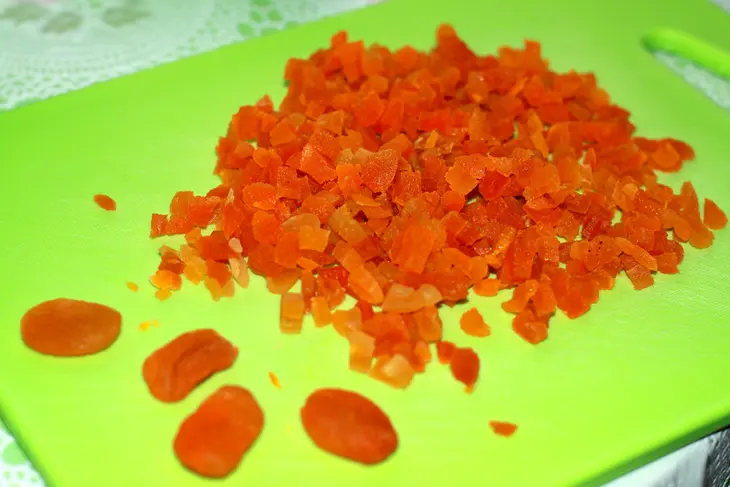 Морковные сырники  с курагой: шаг 2