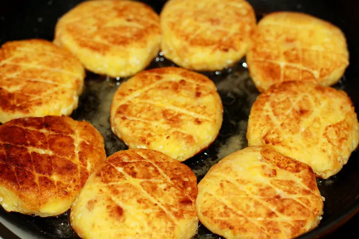 Морковные сырники  с курагой: шаг 5