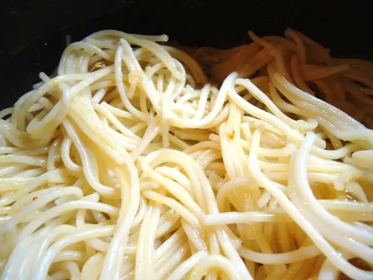 Веселая подача спагетти и куриной ножки))))): шаг 2