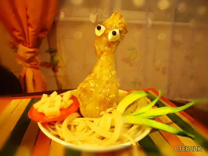 Веселая подача спагетти и куриной ножки))))): шаг 6