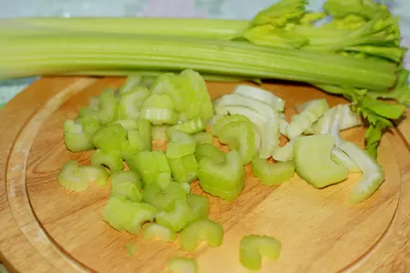 Духовая курочка с болгарским перцем и сельдереем: шаг 6
