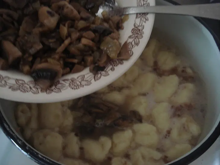 Гречневый суп с картофельными клёцками и шампиньонами: шаг 6